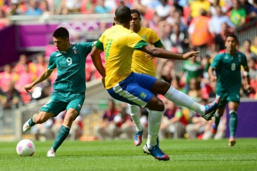 Tiền đạo Oribe Paralta (số 9) tung cú sút ghi bàn mở tỷ số 1 - 0 cho Mexico.